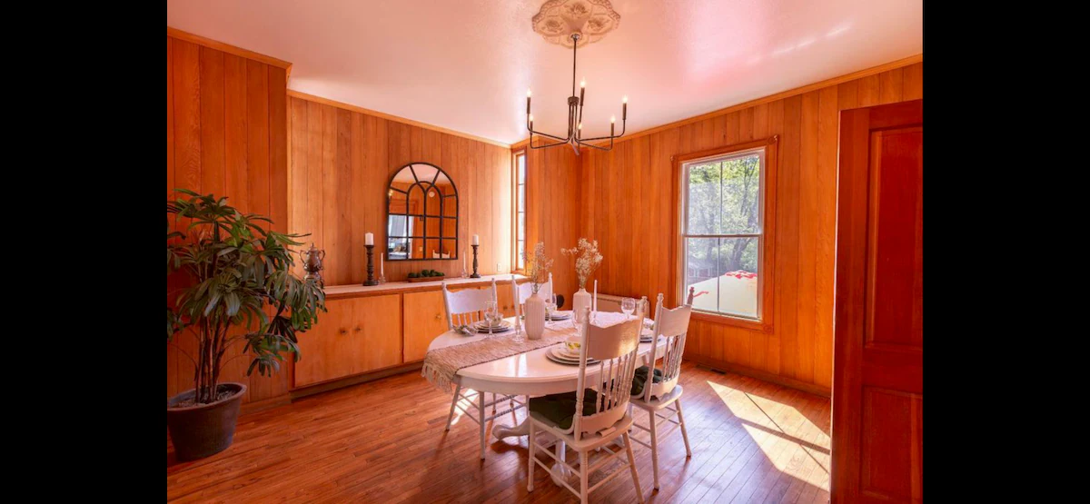 Dining area — seats 14