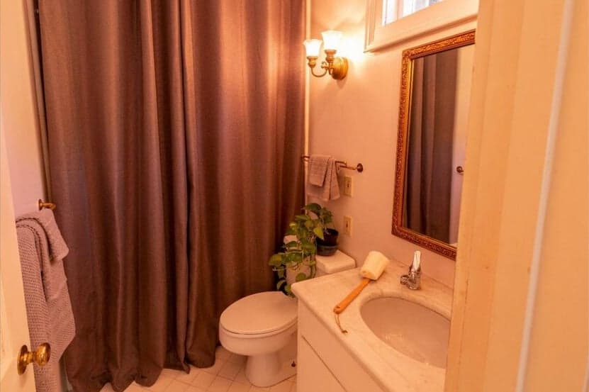Full bathroom 1